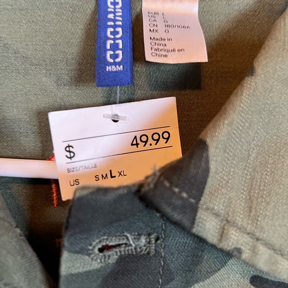 H&M DIVIDED Olive Green Camo Jacket with Red Embroidered Accents. Size L - Picture 3 of 6